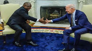الرئيس الأميركي جو بايدن يصافح رئيس جنوب إفريقيا سيريل رامافوزا بالبيت الأبيض في العاصمة الأميركية واشنطن